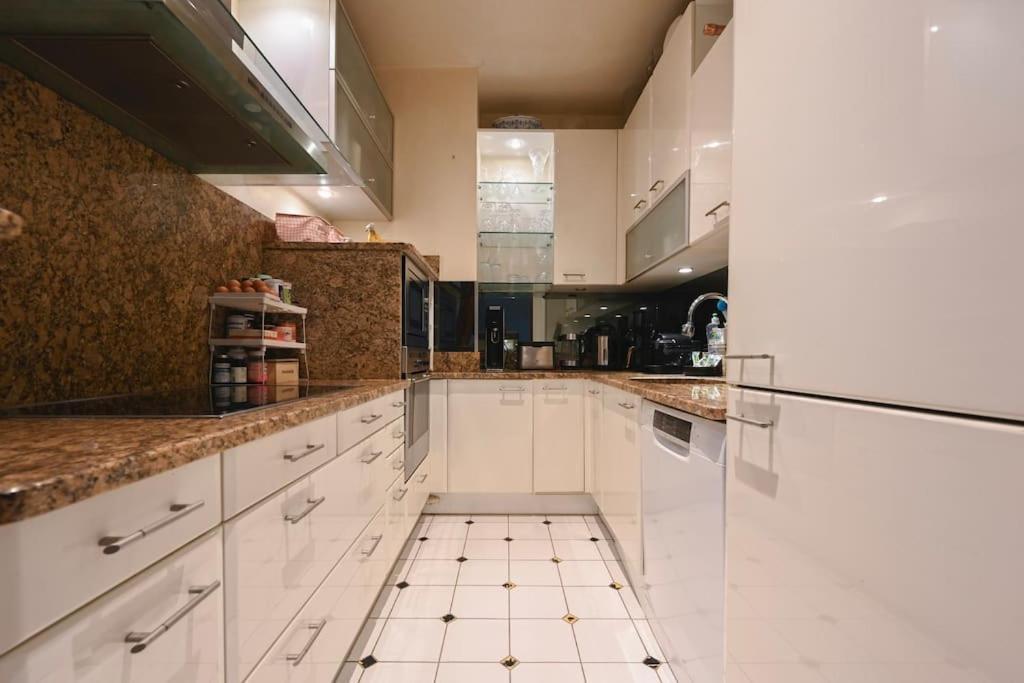 Apartment Spacious In *